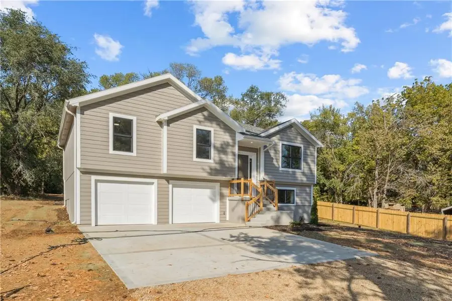 15514 Loring Road, Bonner Springs, KS 66012 - Image #2