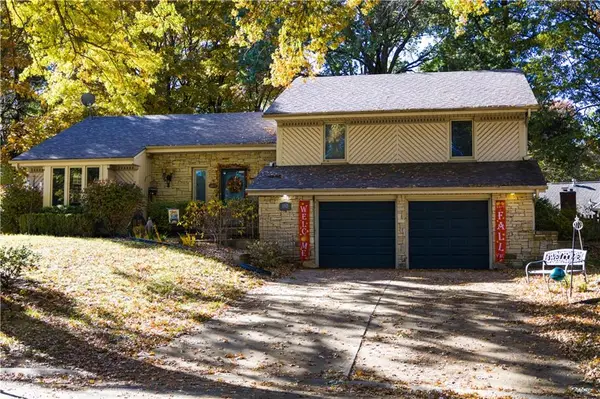 1513 NW Weatherstone Court, Blue Springs, MO 64015