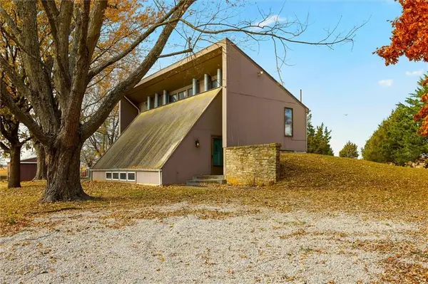 125 N 1150 Road, Berryton, KS 66409