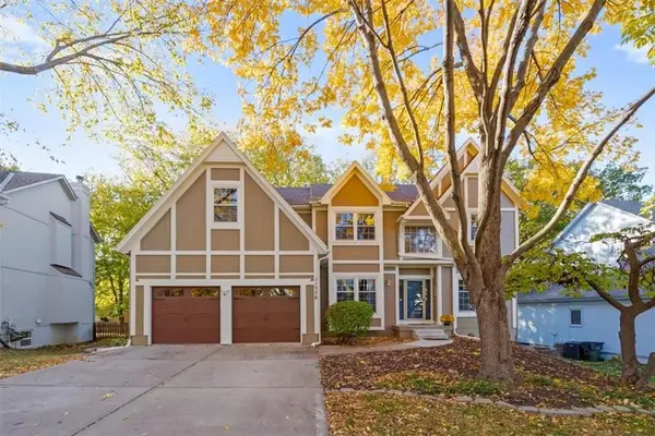 11570 S Skyview Lane, Olathe, KS 66061