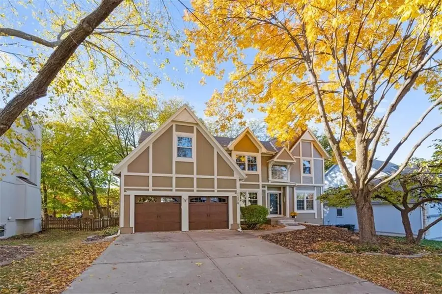 11570 S Skyview Lane, Olathe, KS 66061 - Image #2