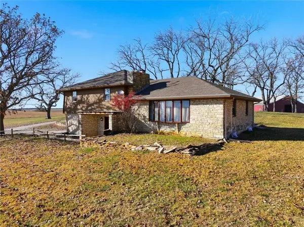 144 N 1150 Road, Berryton, KS 66409