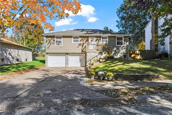 1316 SE Knightsbridge Street, Blue Springs, MO 64014