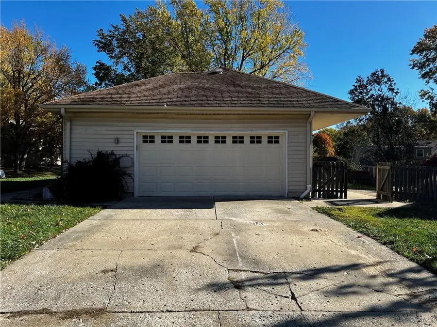 2106 SW Still Meadows Lane, Blue Springs, MO 64015 - Image #3