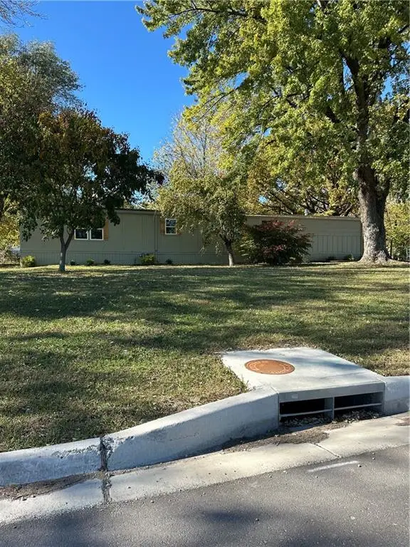 812 N Ward Road, Raymore, MO 64083 - Image #2