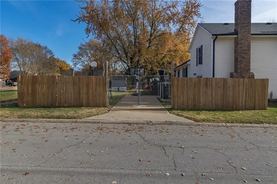 160 E Nelson Circle, Olathe, KS 66061 - Image #3