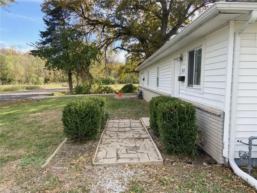 2004/2006 S Hawthorne Avenue, Independence, MO 64052 - Image #2