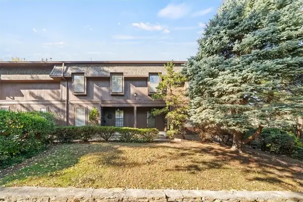 10248 Cedarbrooke Lane, Kansas City, MO 64131