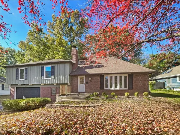 10332 Cherokee Lane, Leawood, KS 66206