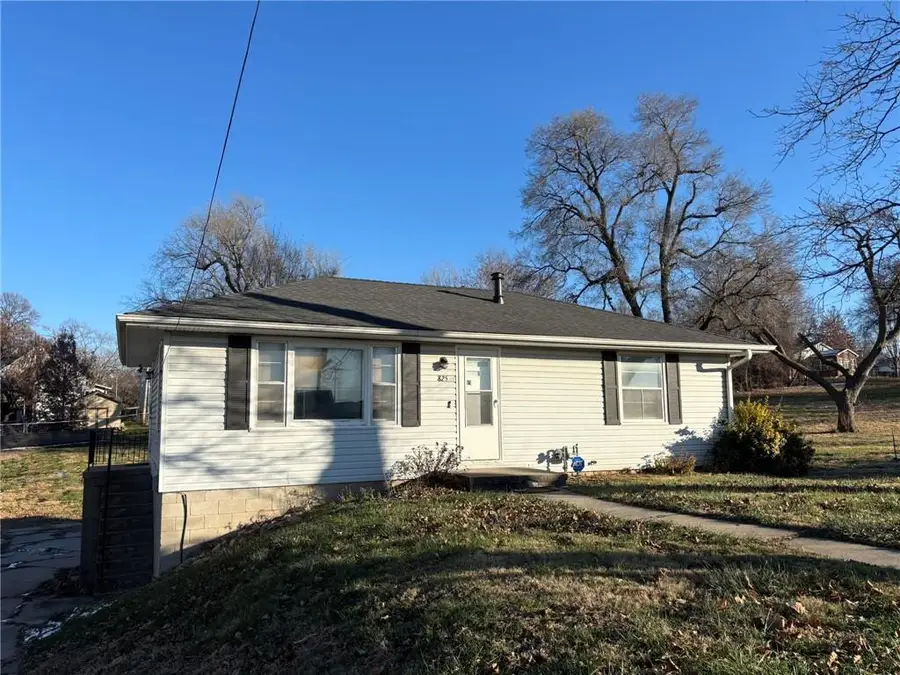 825 Trevillian Drive, Saint Joseph, MO 64507 - Image #2