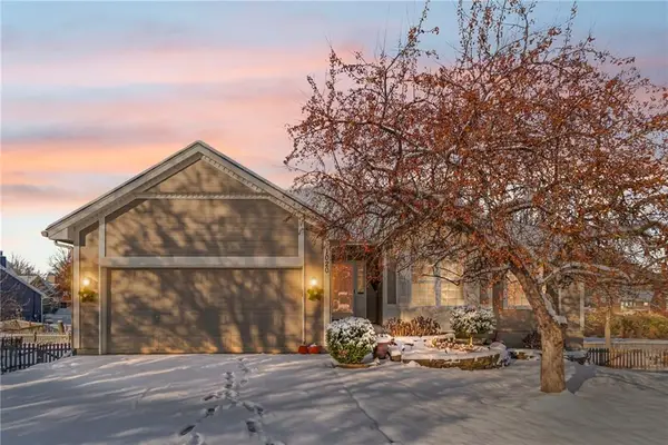 1020 NE Woodbury Lane, Lee's Summit, MO 64086