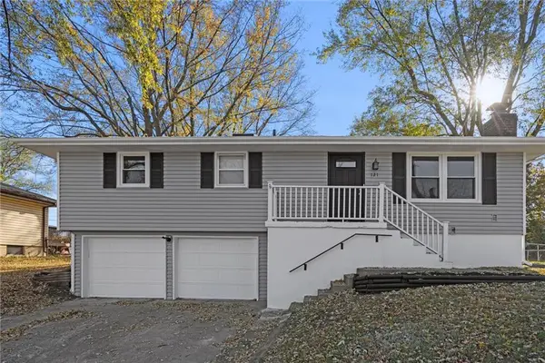 121 SW 21st Street, Oak Grove, MO 64075