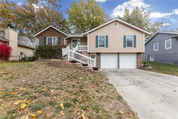 313 SE Bristol Drive, Lee's Summit, MO 64063