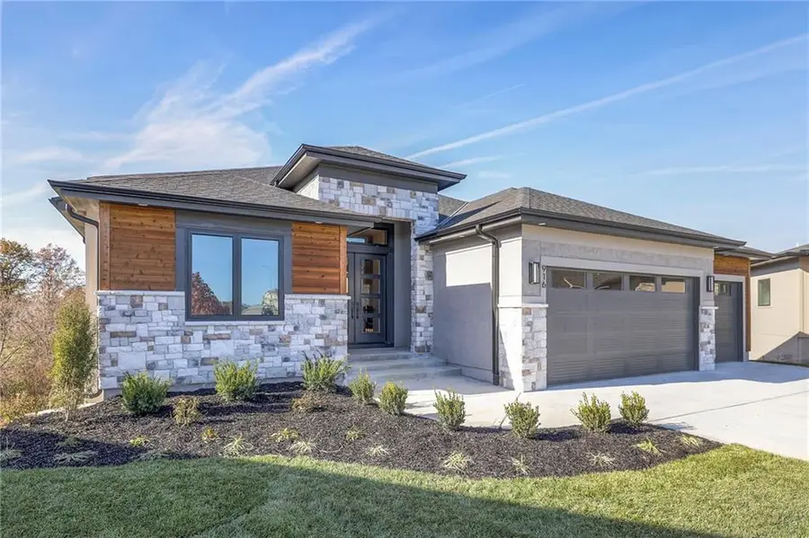 916 Savannah Lane, Greenwood, MO 64034 - Image #2