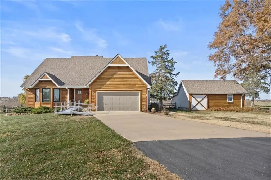 19820 Cedar Niles Road, Gardner, KS 66030 - Image #1
