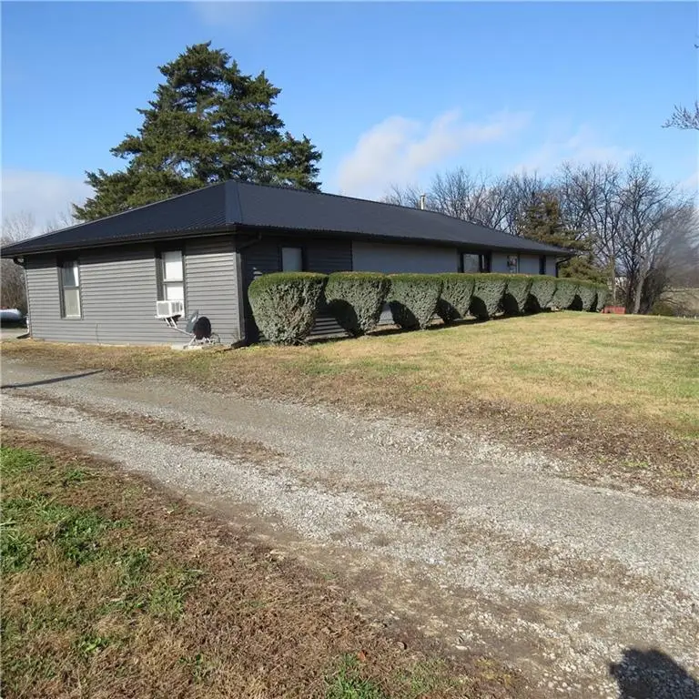8019 NW Sale Barn Road, Cameron, MO 64429 - Image #1