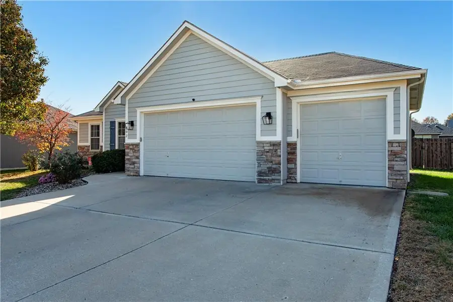 802 Green Drive, Grain Valley, MO 64029 - Image #2