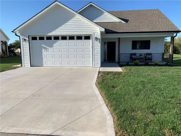 908 N White Oaks Lane, Oak Grove, MO 64075