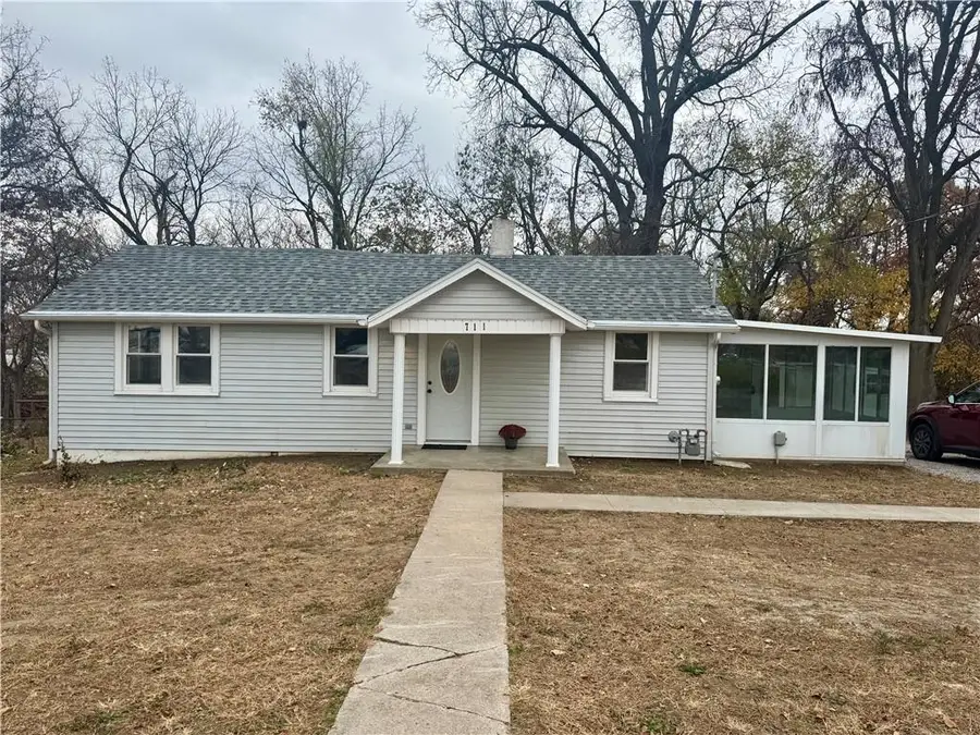 711 Trevillian Drive, Saint Joseph, MO 64507 - Image #2