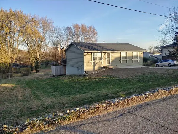 606 S Union Street, McLouth, KS 66054