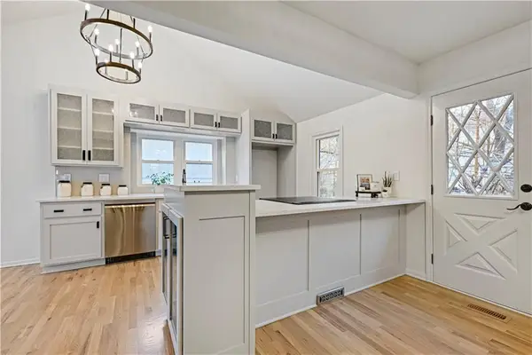 9318 Greenway Lane, Lenexa, KS 66215