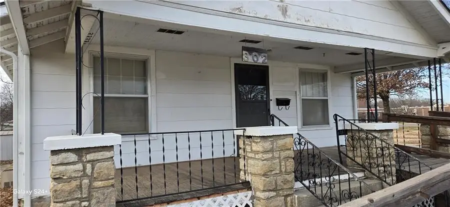 302 12th Street, Osawatomie, KS 66064 - #3