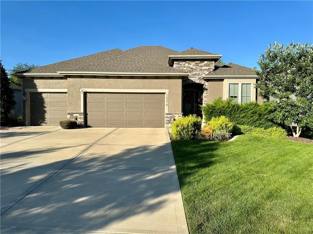 16576 S Summertree Lane, Olathe, KS 66062 - Image #1