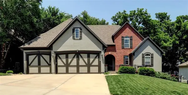 1316 NE Kenwood Drive, Lee's Summit, MO 64064