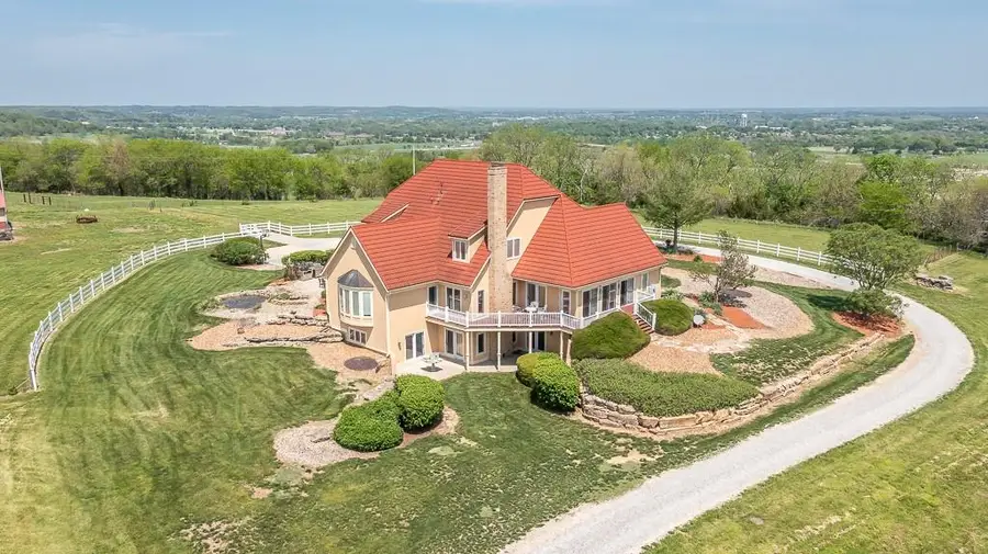 17029 Chieftain Road, Tonganoxie, KS 66086 - Image #2