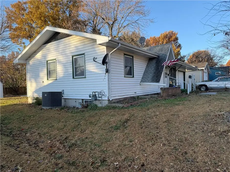 411 Navajo Avenue, Hiawatha, KS 66434 - Image #2