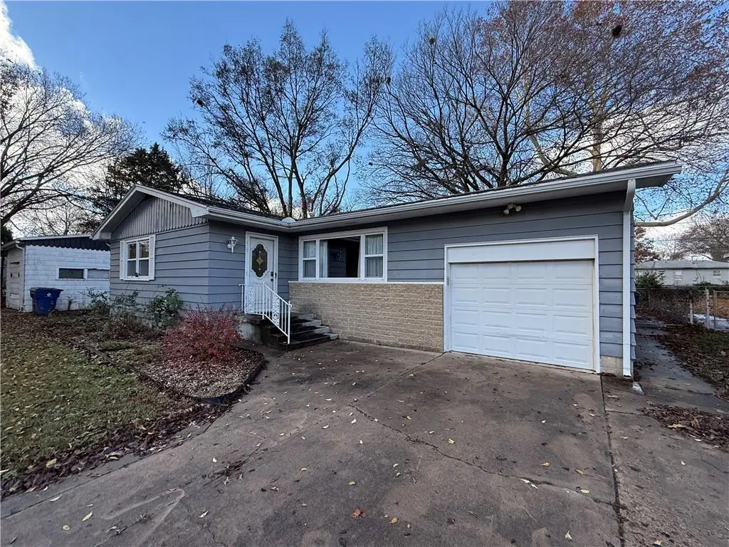 104 Warwick Road, Coffeyville, KS 67337 - Image #1