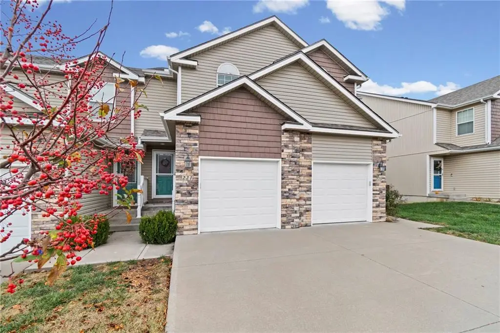 221 N Pointe Lane, Raymore, MO 64083 - Image #1