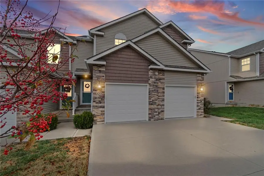 221 N Pointe Lane, Raymore, MO 64083 - Image #2