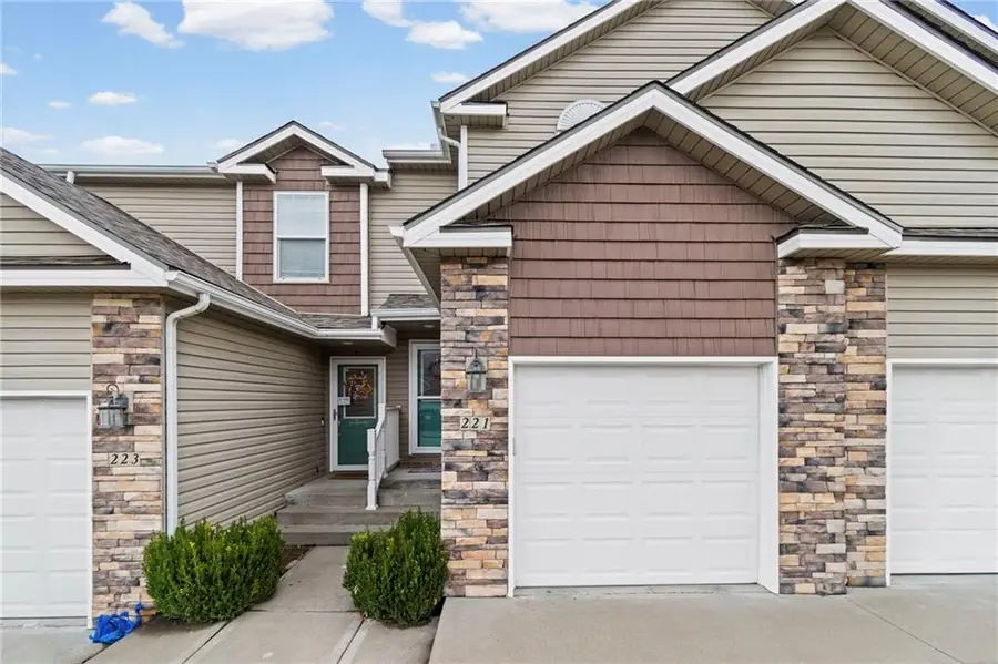 221 N Pointe Lane, Raymore, MO 64083 - Image #3