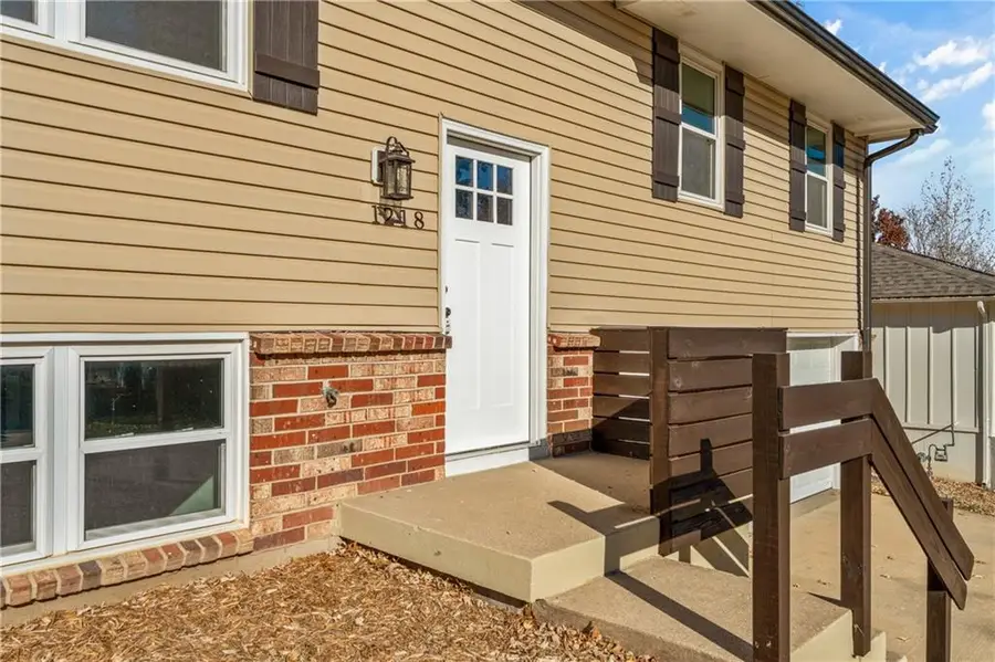 1218 NW Golfview Drive, Grain Valley, MO 64029 - Image #2