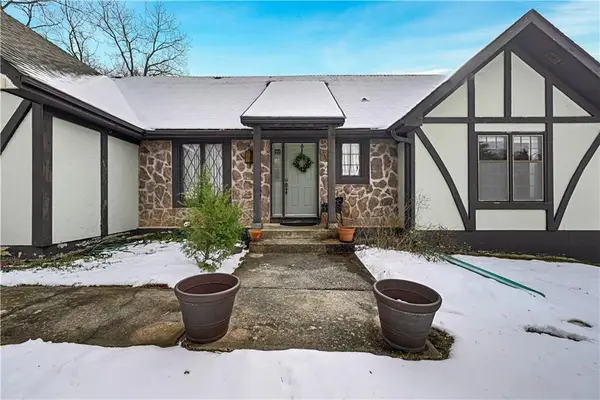 7120 Black Bob Street, Stilwell, KS 66085