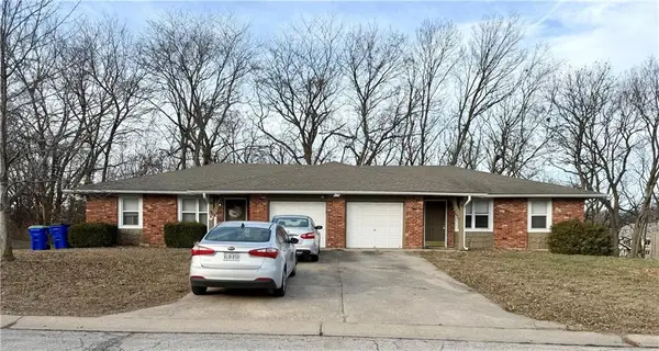 400 A-B NE Westwind Drive, Lee's Summit, MO 64086