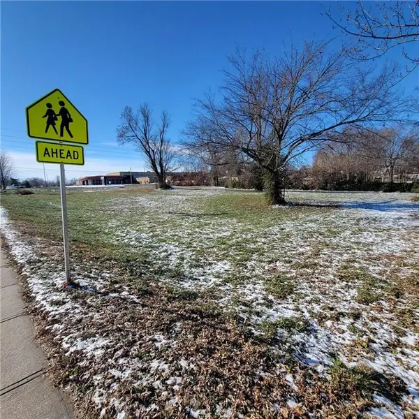 404 SE 12th Street, Oak Grove, MO 64075