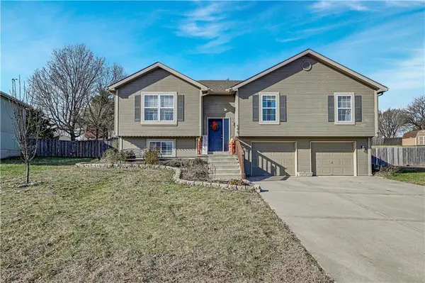 546 Hithergreen Drive, Lansing, KS 66043