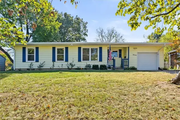 9520 Grandview Street, Overland Park, KS 66212