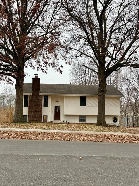 305 NE Sunnyside School Road, Blue Springs, MO 64014