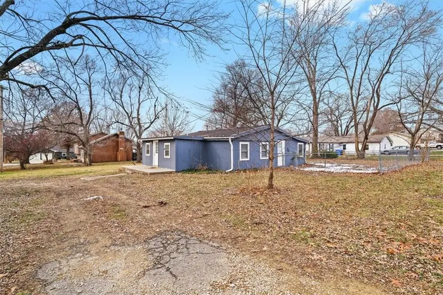 126 S Village Street, Tonganoxie, KS 66086 - Image #2