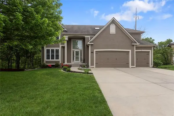 5501 NE Oaks Ridge Lane, Lee's Summit, MO 64064