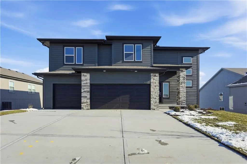 409 Woodview Drive, Raymore, MO 64083 - Image #1