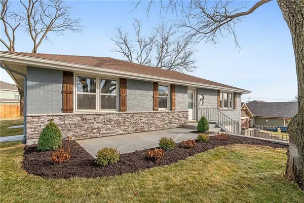 8565 Wycoff Drive, De Soto, KS 66018