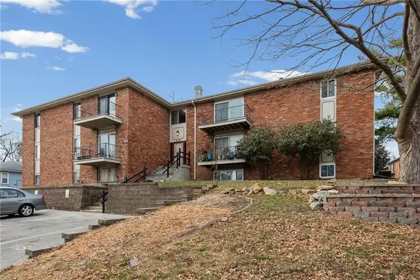 8221 Santa Fe Drive #8, Overland Park, KS 66204