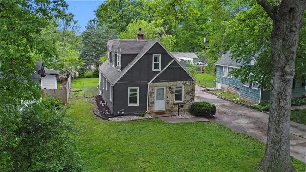 8242 Belleview Avenue, Kansas City, MO 64114 - #1