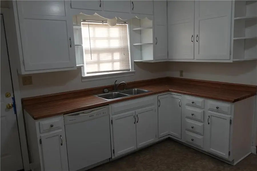 4429 N Oak Trafficway, Kansas City, MO 64116 - Image #2