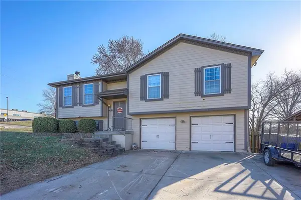 303 SE Bent Tree Drive, Blue Springs, MO 64014