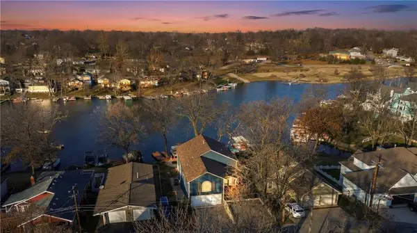 83 Beach Drive, Lake Tapawingo, MO 64015